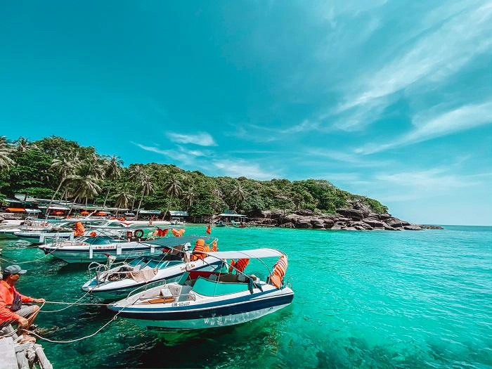 Day Tour | Phu Quoc 2 Islands Wooden Junk Cruise Tour: Coral Reef Snorkeling, Fishing Experience, Lunch on the deck (Flycam Shooting included) | Vietnam