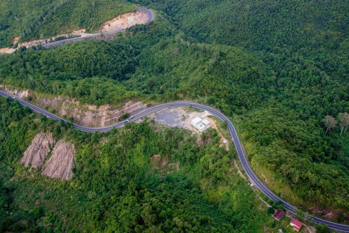 Omega Pass connects Nha Trang’s beaches with Da Lat’s cool mountains
