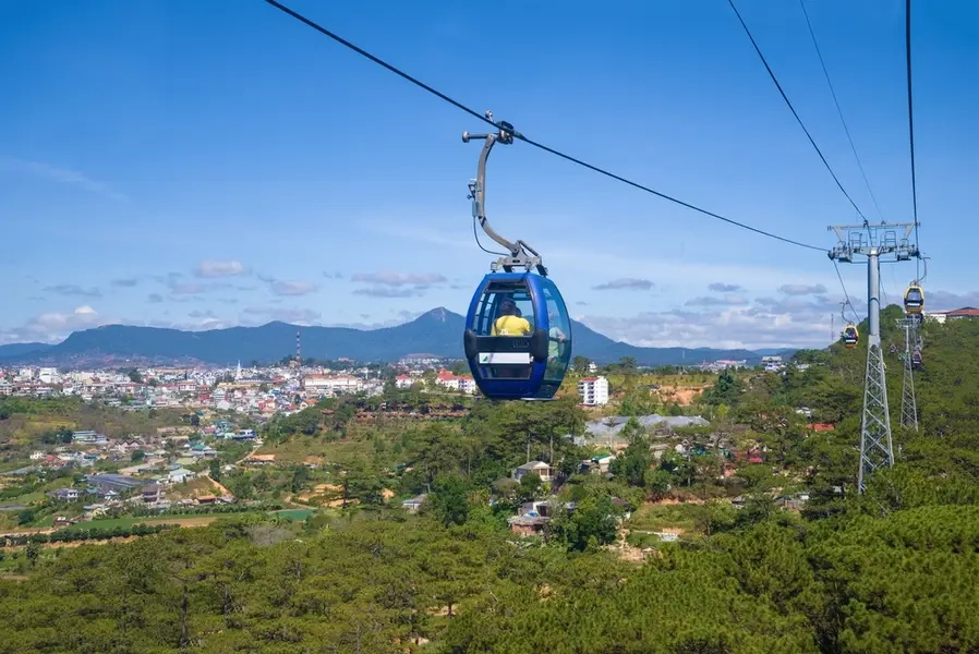 Experience the Robin Hill cable car in Da Lat | Vietnam