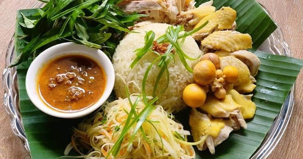 Hoi An chicken rice is a dish that attracts diners