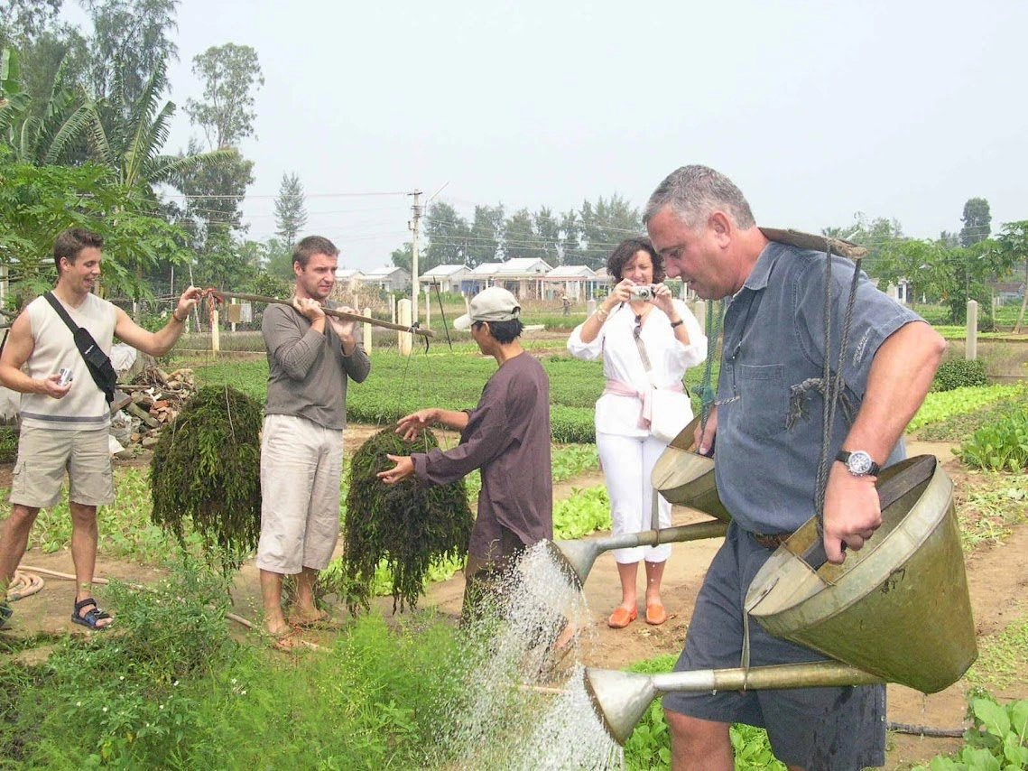 Hoi An Lantern Making & Tra Que Farming Experience