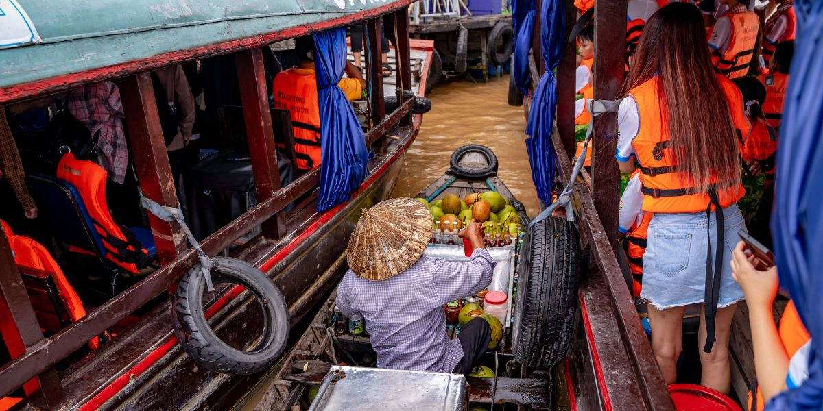 Can Tho floating market season