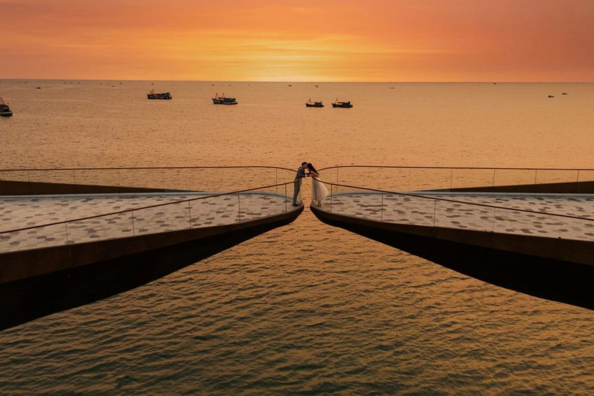 Couples love the beautiful Kiss Bridge at sunset in Phu Quoc