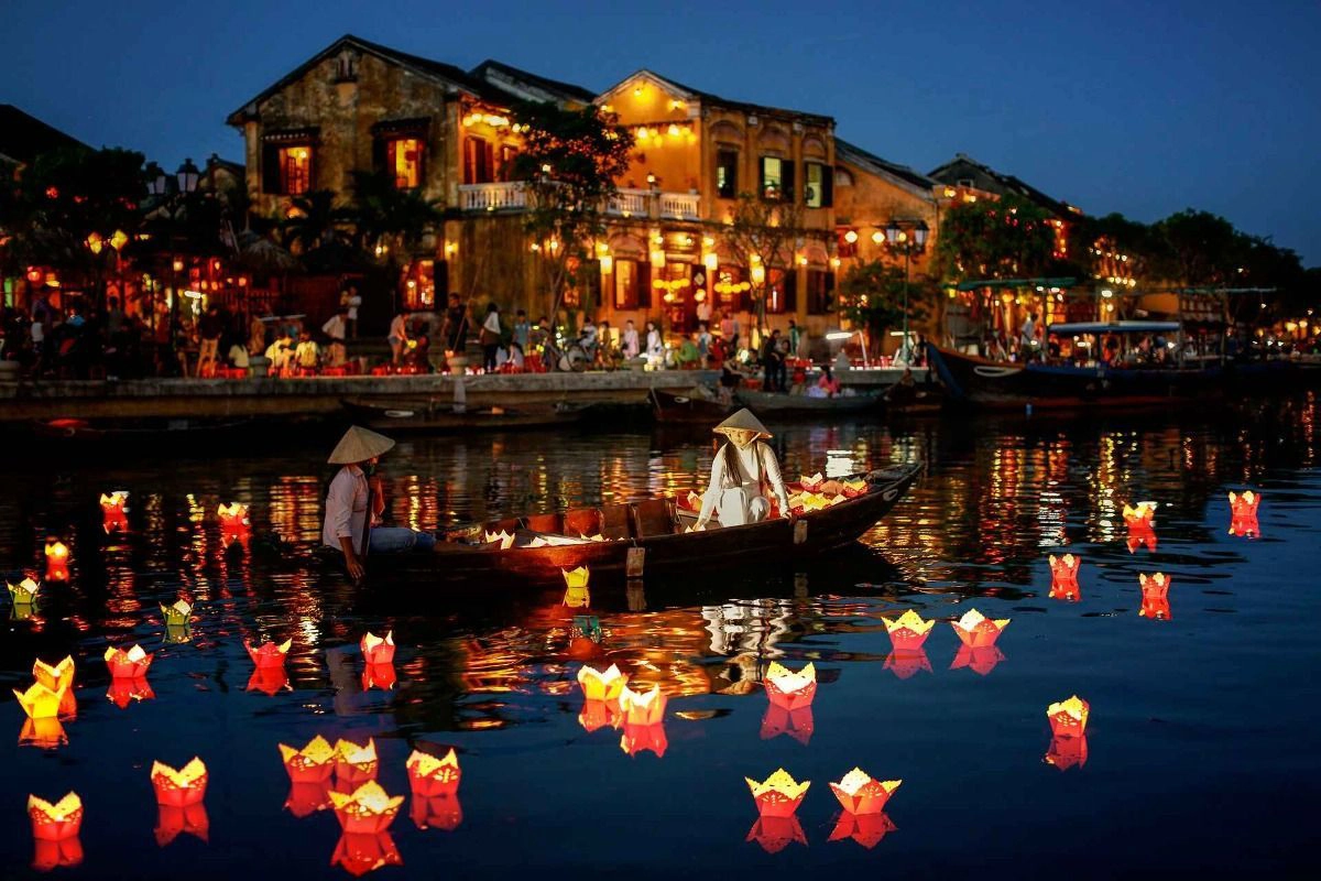 Releasing colorful lanterns on the Hoai River creates beautiful romantic memories