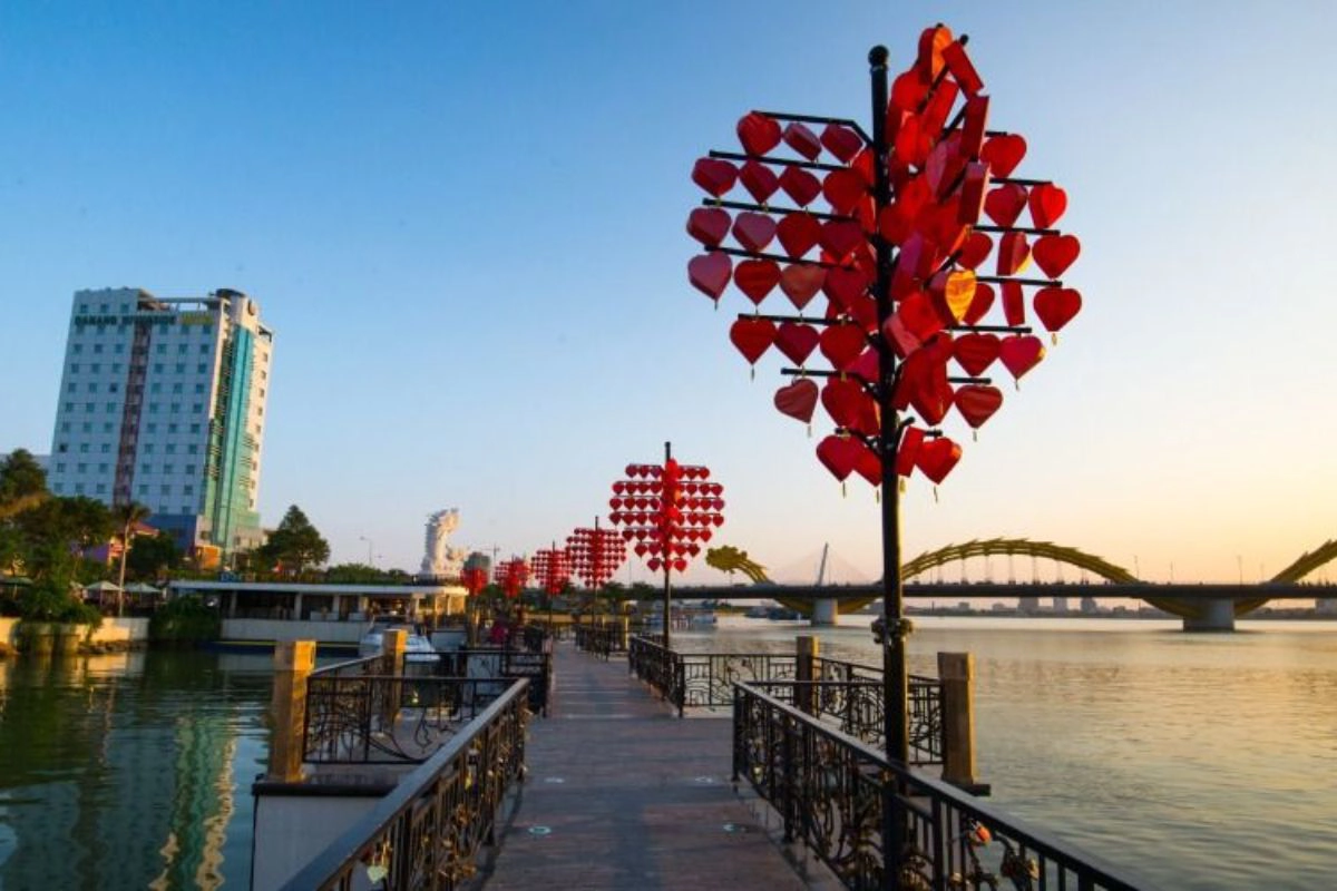 The illuminated Love Bridge over the Han River attracts visiting couples