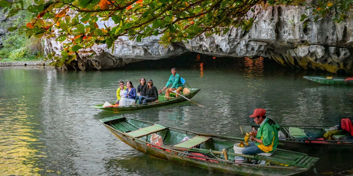 Trang An family boat ride