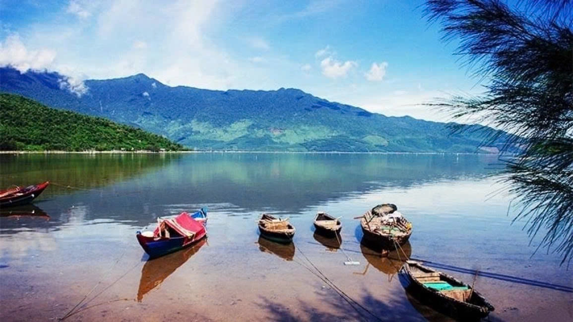Full-day Tour | Hai Van Pass, Imperial Citadel, Khai Dinh Tomb, and local cuisine experience depart from Da Nang