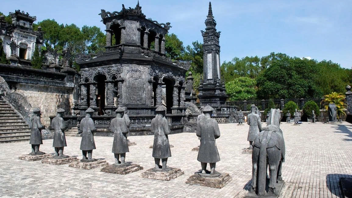 Full-day Tour | Hai Van Pass, Imperial Citadel, Khai Dinh Tomb, and local cuisine experience depart from Da Nang