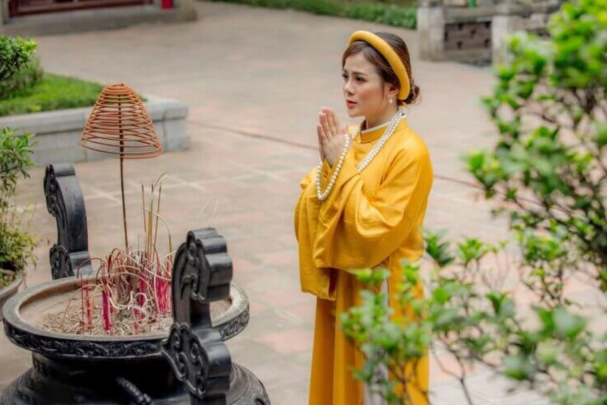 Modest clothing suitable for visiting Vietnamese temples in warm weather