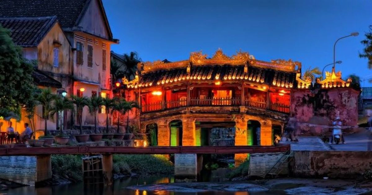 Hoi an japanese covered bridge at sunset