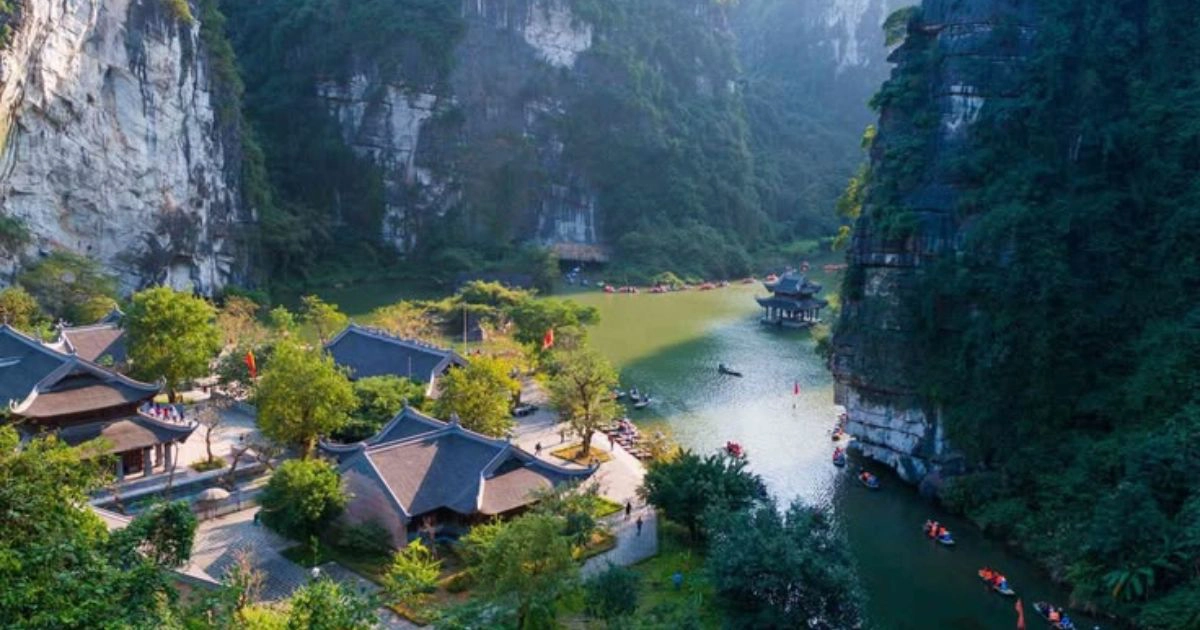 Trang An Ninh River Boat Cave Landscape