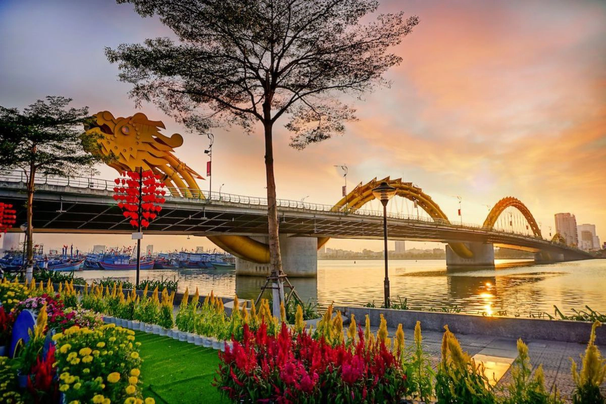 Dragon Bridge adds a striking landmark to Da Nang’s coastal cityscape