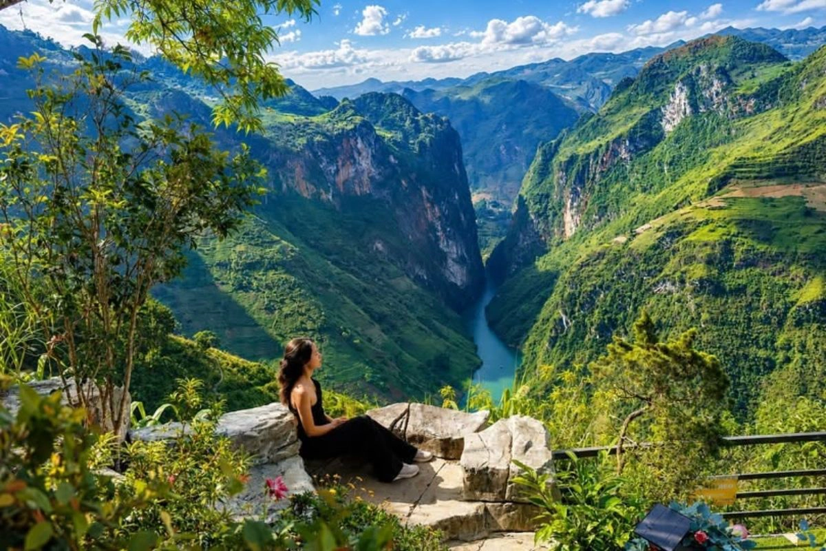 Ha Giang’s Ma Pi Leng Pass reveals rugged karst mountain scenery