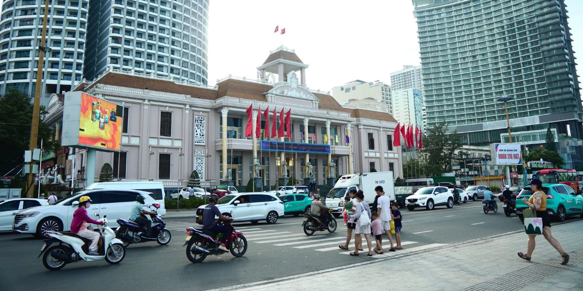 Vietnam street-crossing tips 