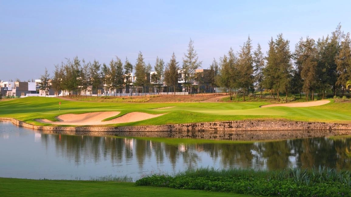 One Day Golf Tour to Montgomerie Links Golf Club from Da Nang