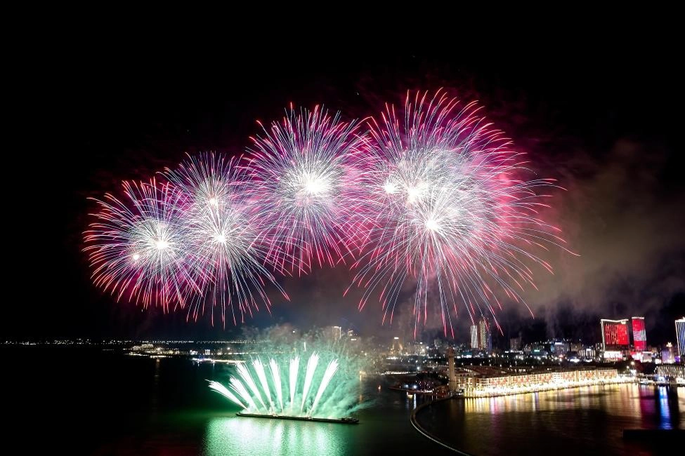 Sun Bavaria Ha Long: Dining, Fireworks & 3D Mapping Show Ticket