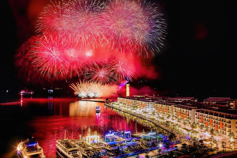 Sun Bavaria Ha Long: Dining, Fireworks & 3D Mapping Show Ticket