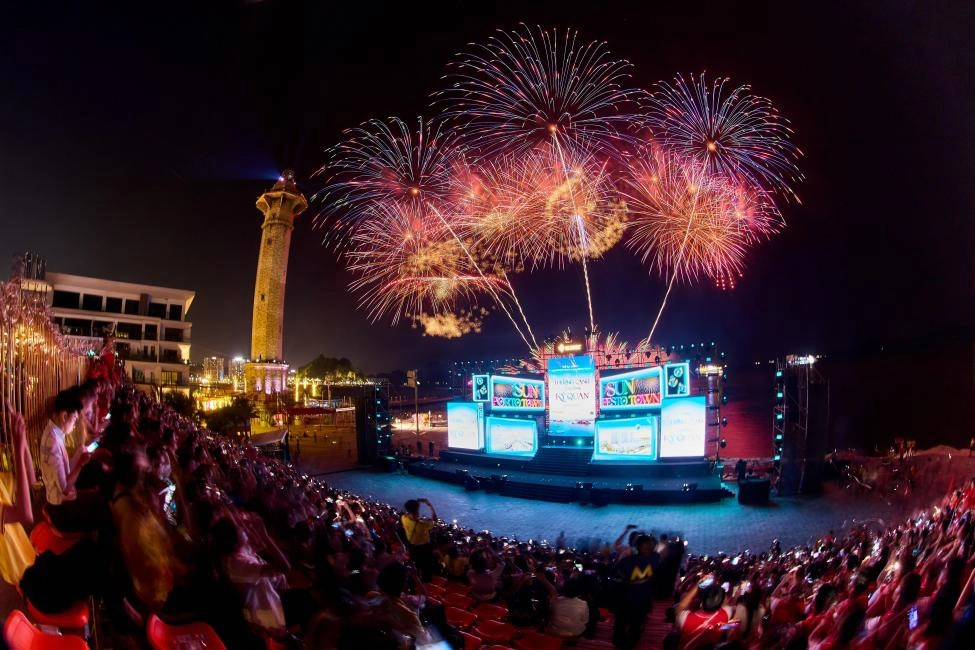 Sun Bavaria Ha Long: Dining, Fireworks & 3D Mapping Show Ticket