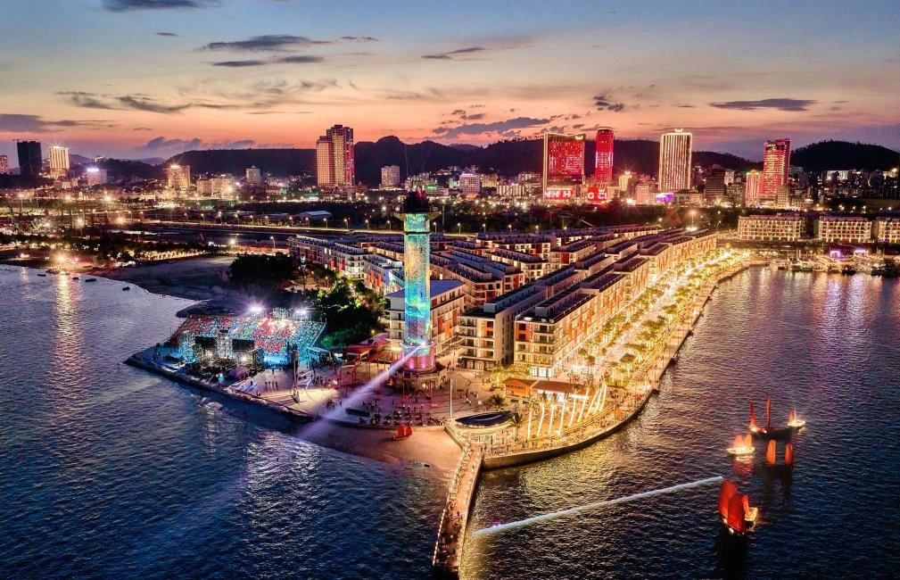 Sun Bavaria Ha Long: Dining, Fireworks & 3D Mapping Show Ticket 