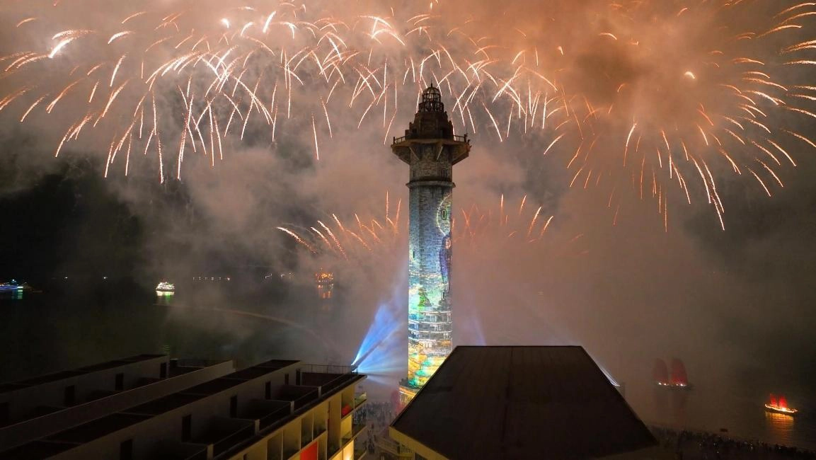 Sun Bavaria Ha Long: Dining, Fireworks & 3D Mapping Show Ticket