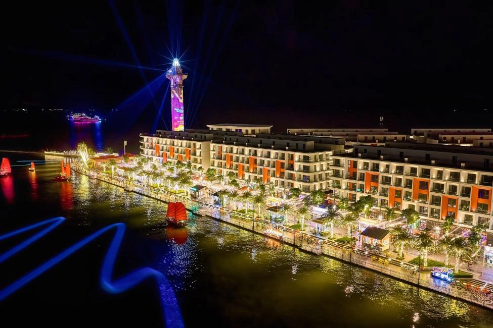 Sun Bavaria Ha Long: Dining, Fireworks & 3D Mapping Show Ticket