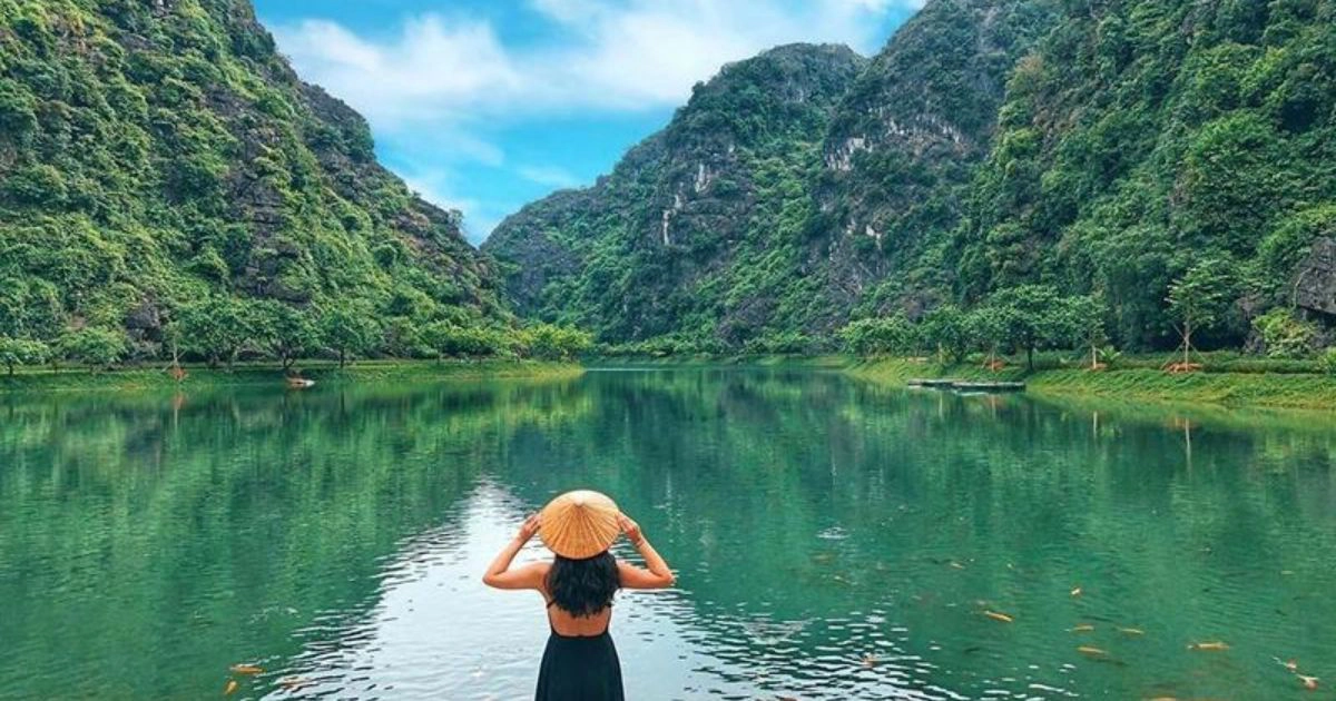 Tuyet Tinh Coc Sunset Am Tien Lake Ninh Binh