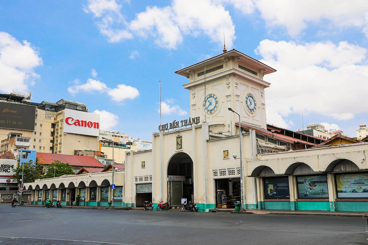Private tour | Saigon Instagrammable Morning City Tour: Independence Palace, Central Post Office, Notre Dame Cathedral, War Remnants Museum