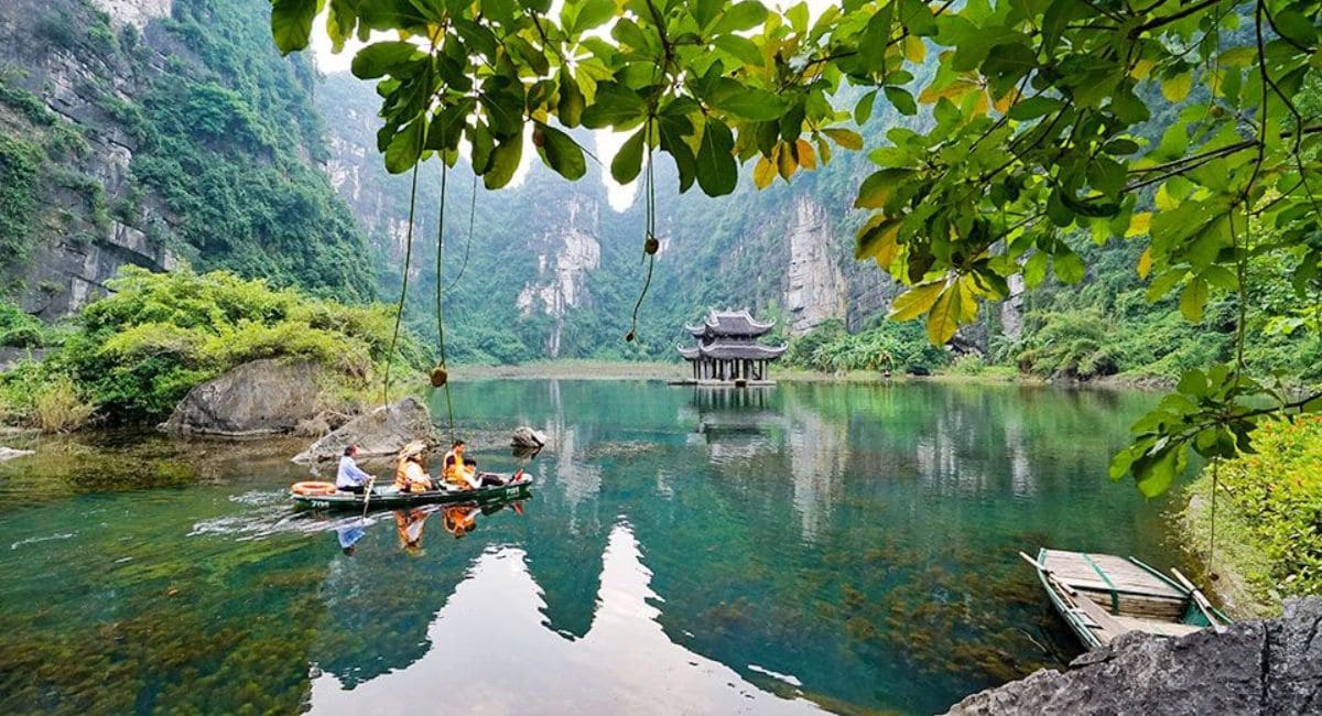 From October to April, the sky is usually clear, and the visibility is good for sightseeing
