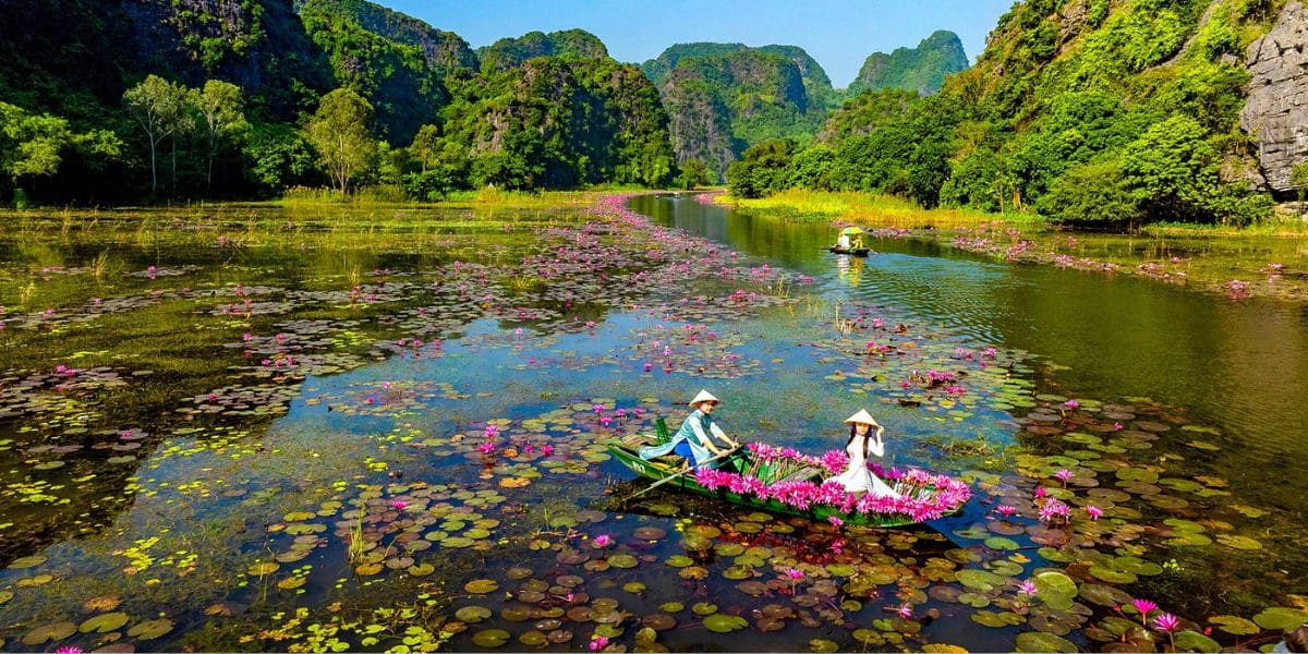 Thung Nang sunlit boat ride