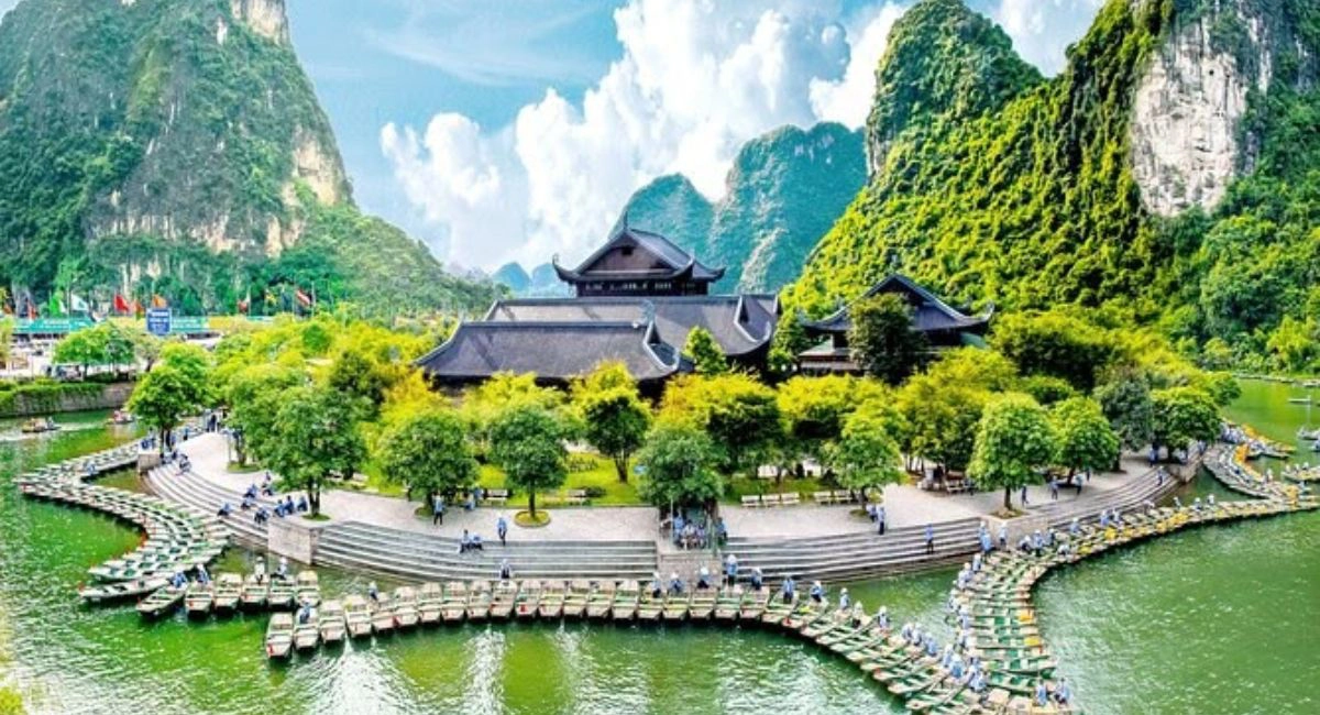 Tourists often choose local tours in Ninh Binh