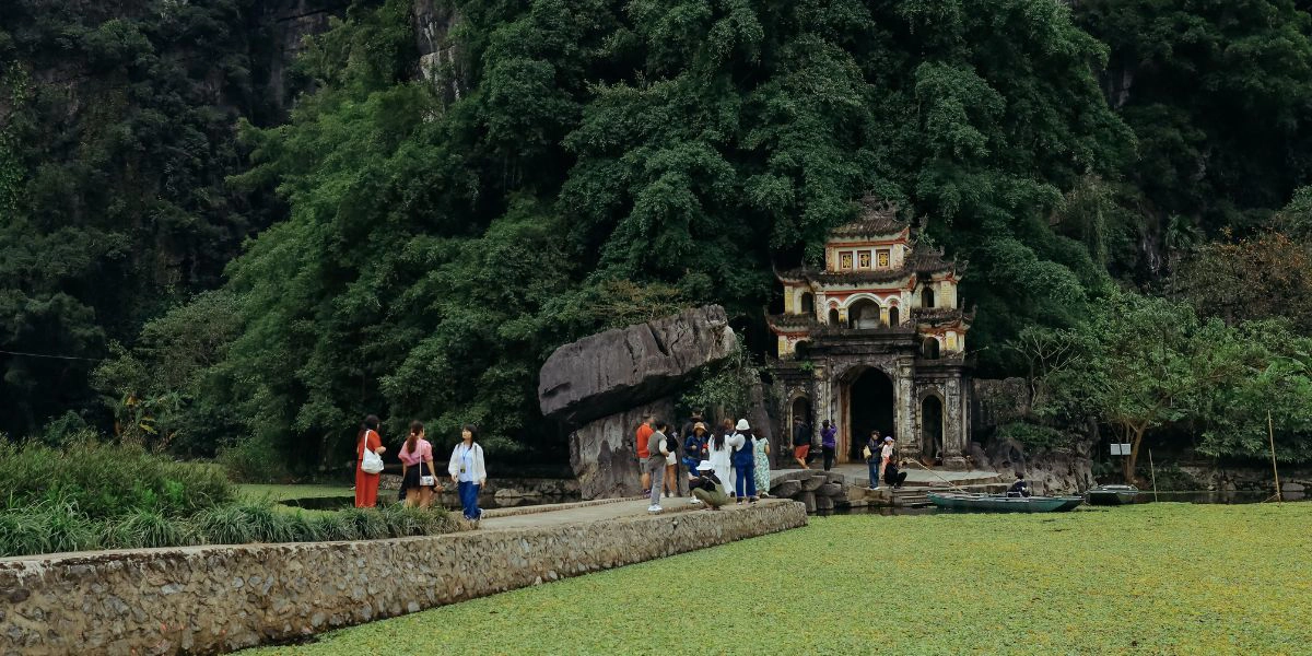 A quiet stop at Bich Dong Pagoda