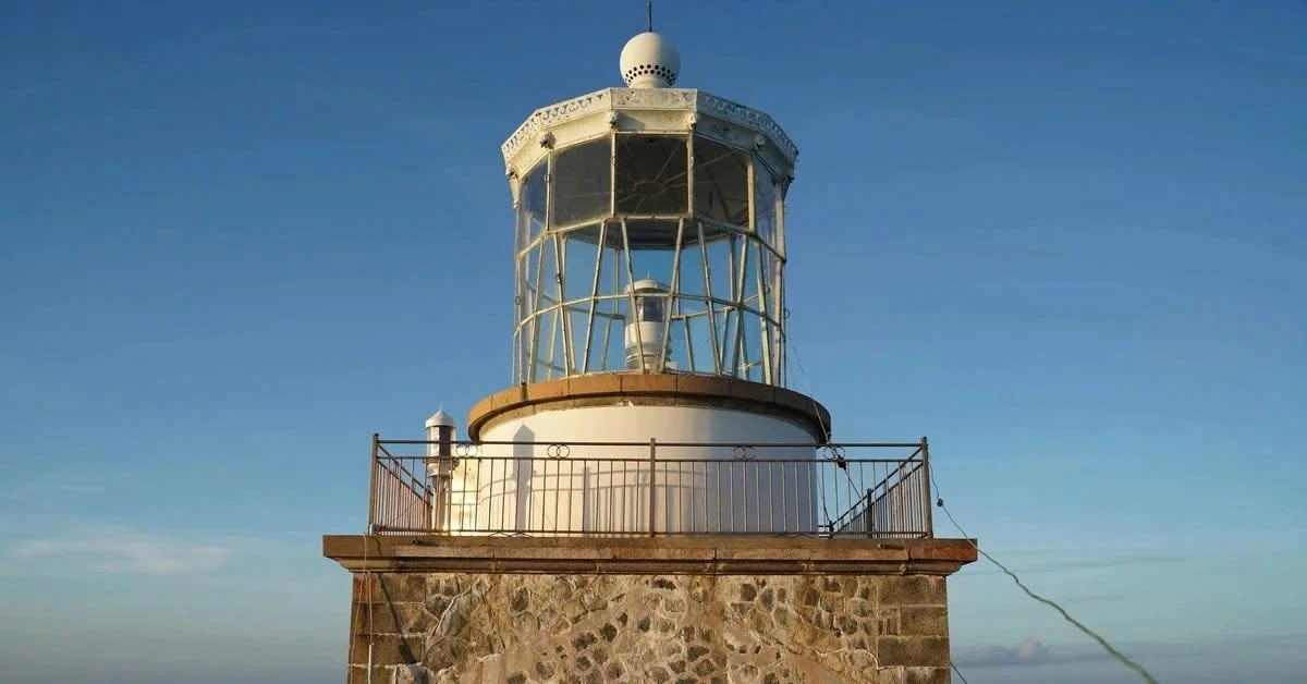 Half-day tour | Trekking to Bay Canh island's Lighthouse & Snorkeling