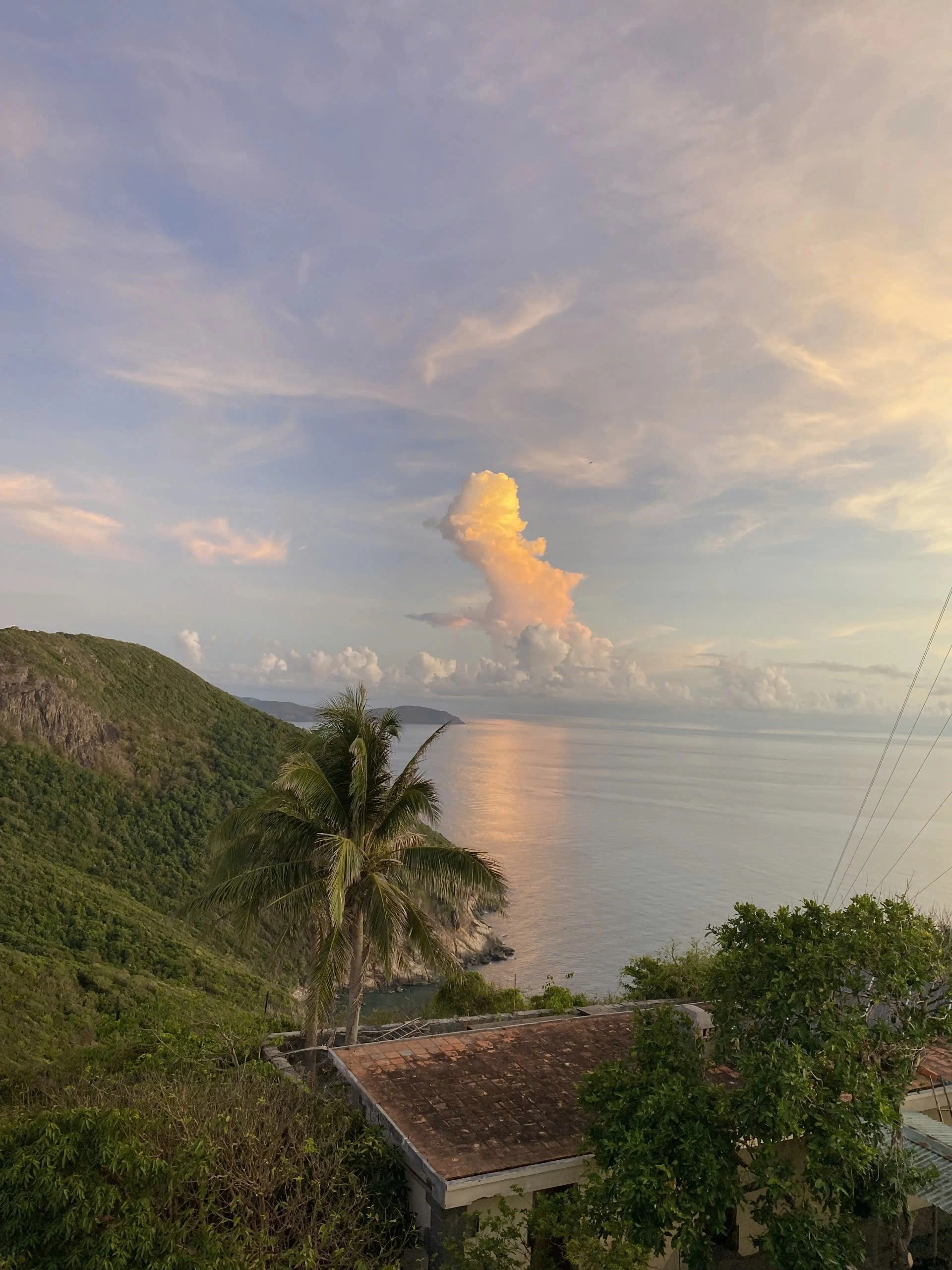 Half-day tour | Trekking to Bay Canh island's Lighthouse & Snorkeling