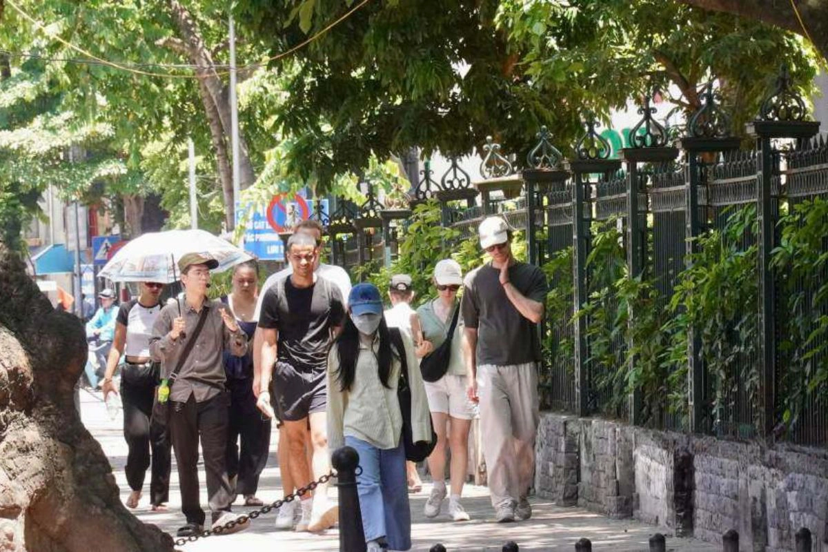 April heat makes sightseeing tiring across Vietnam