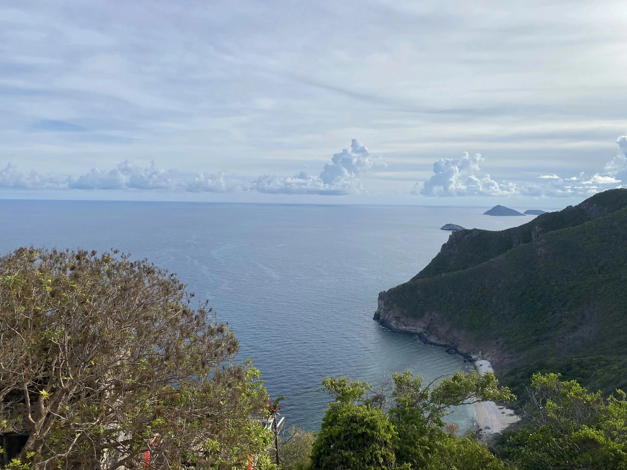 Half-day tour | Trekking to Bay Canh island's Lighthouse & Snorkeling