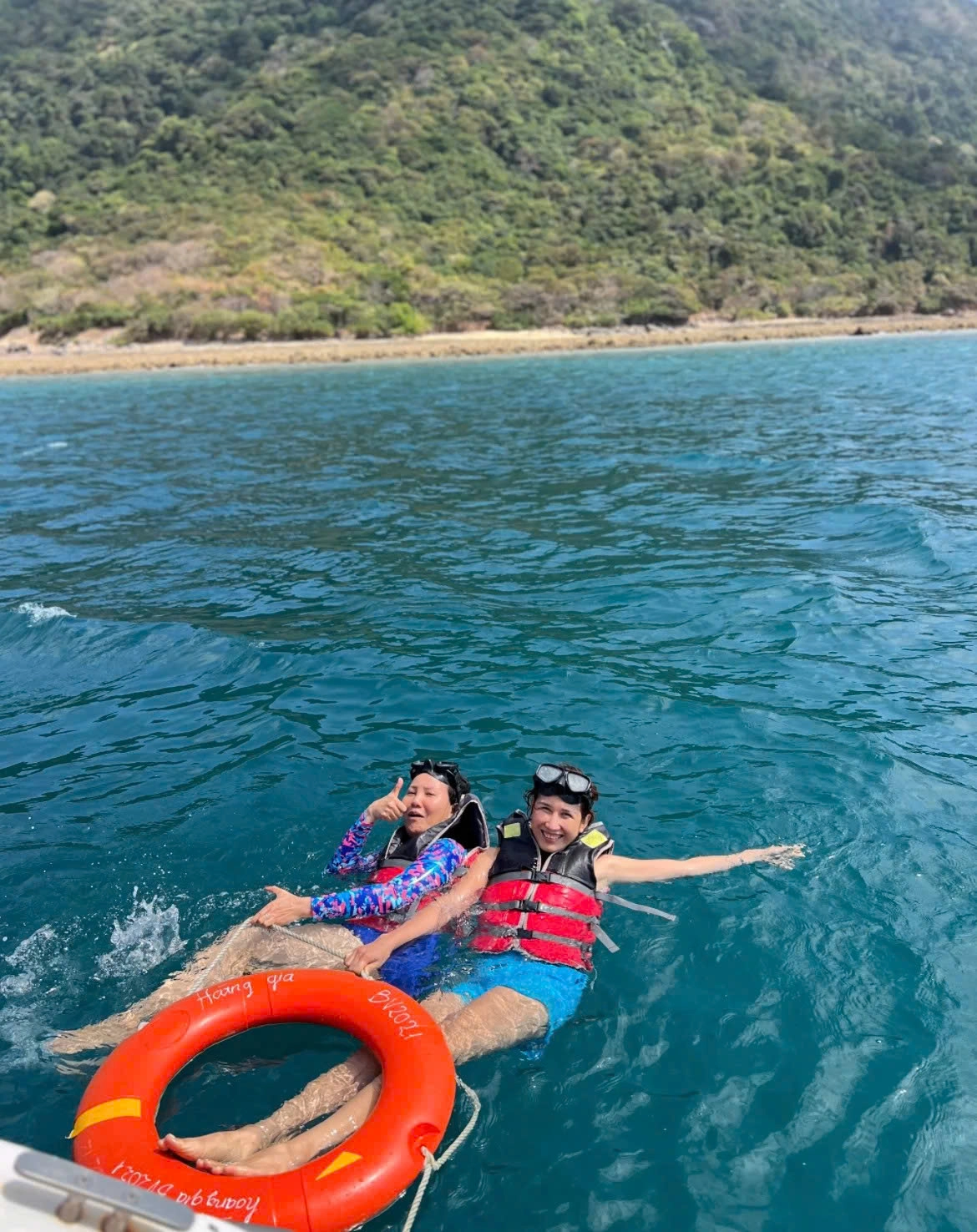 Half-day tour | Trekking to Bay Canh island's Lighthouse & Snorkeling