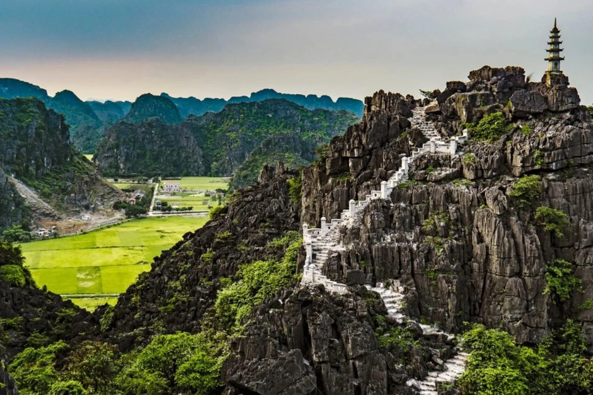 Mua Cave - The million-dollar view from Ngoa Long mountain