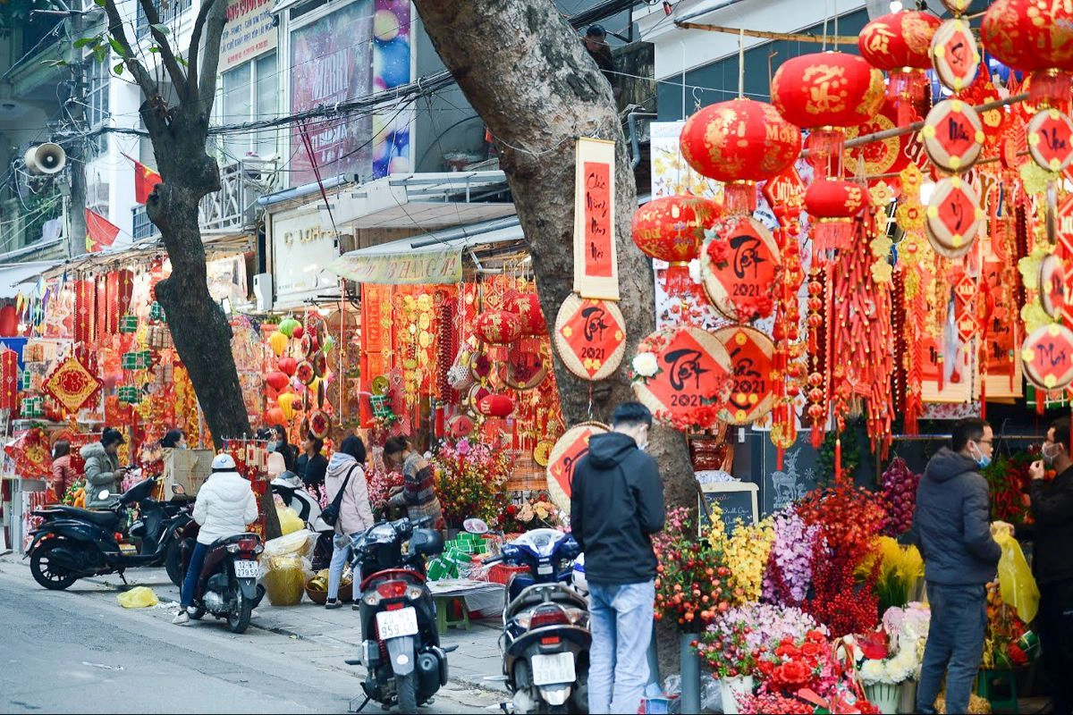 Tet brings beauty, closures, and crowded transport 