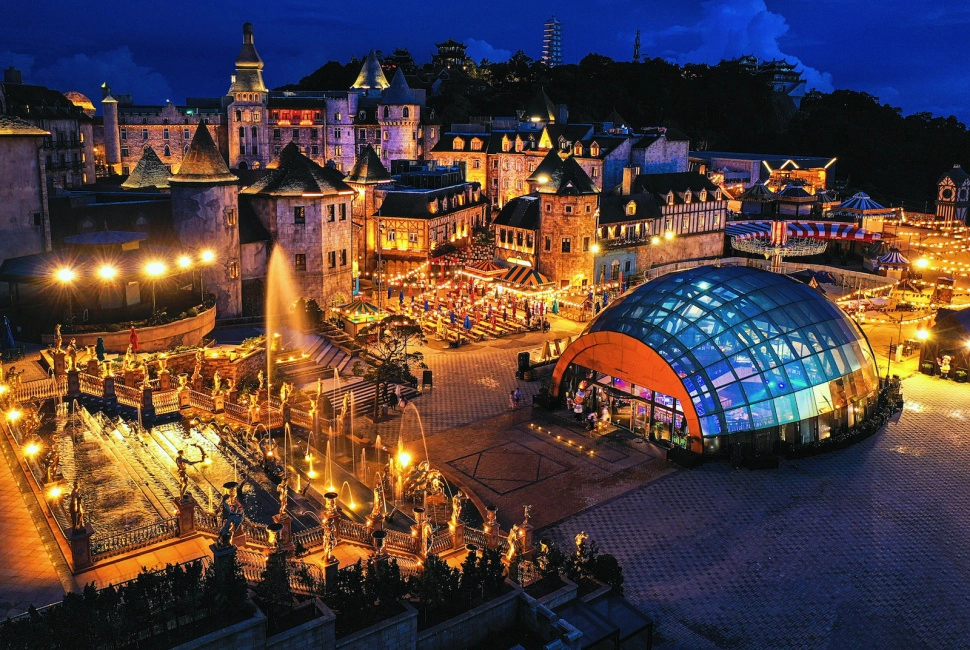  Enjoy Ba Na Hills By Night And Golden Bridge with Buffet Dinner and Round Trip Shuttle Bus | Depart from Danang 