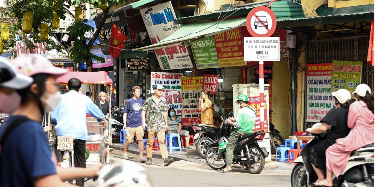 Explore Hanoi’s desserts as a group