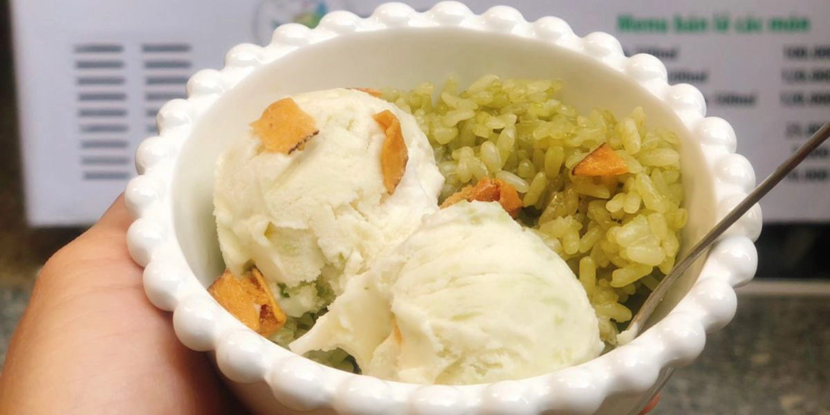 Warm sticky rice with ice cream