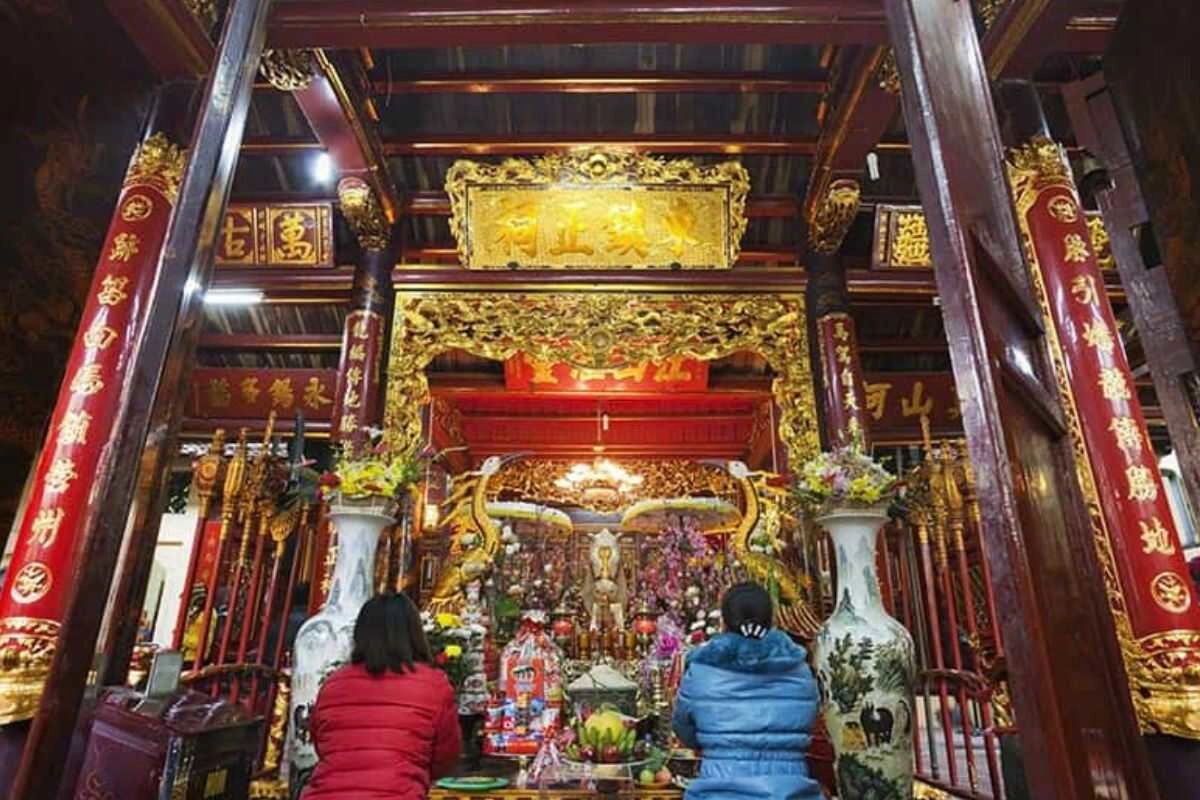 Bach Ma Temple - The oldest temple in Hanoi, dedicated to the legendary
