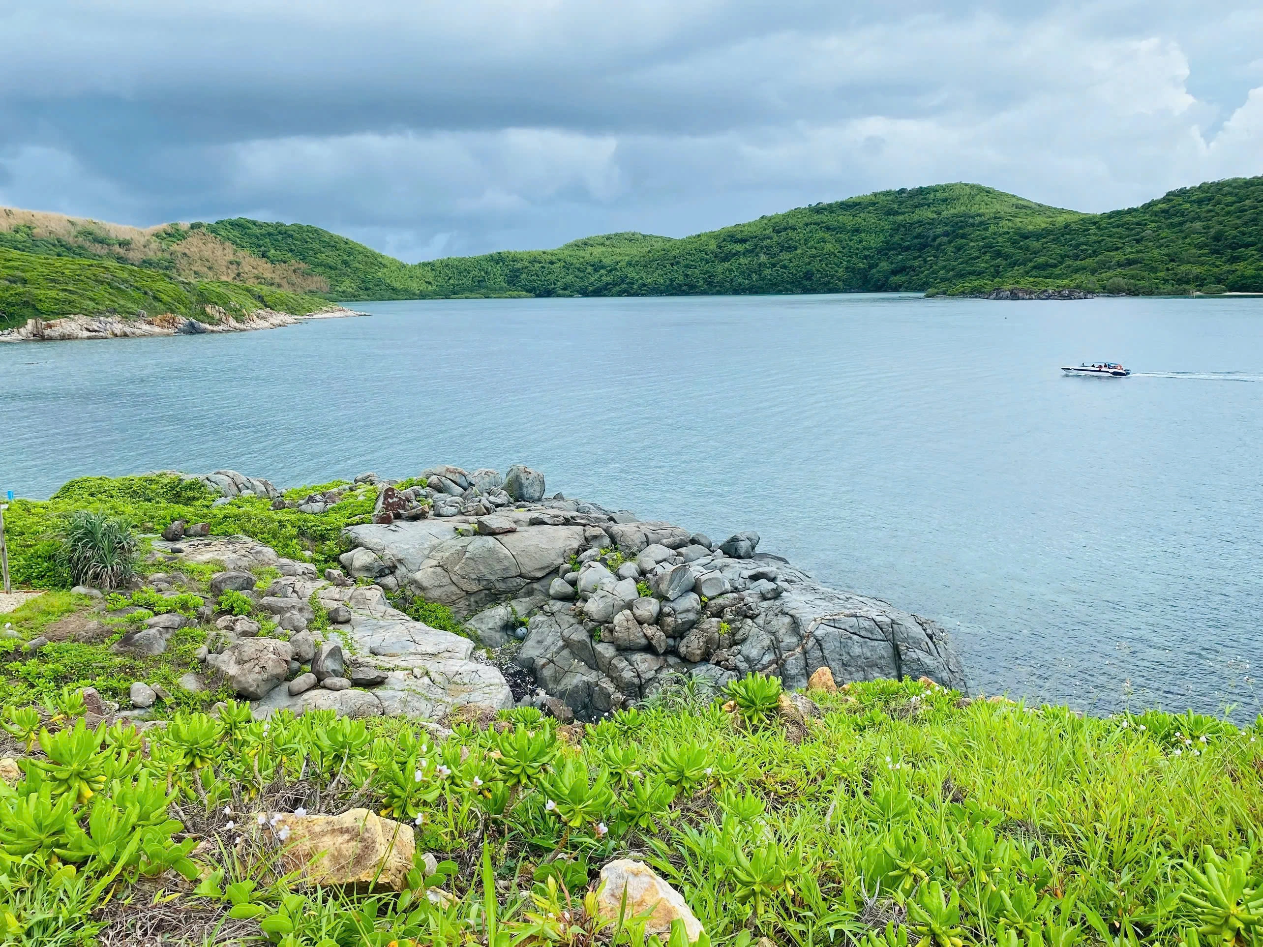Half-day tour | Dam Tre Bay exploration & Snorkeling tour from Con Dao