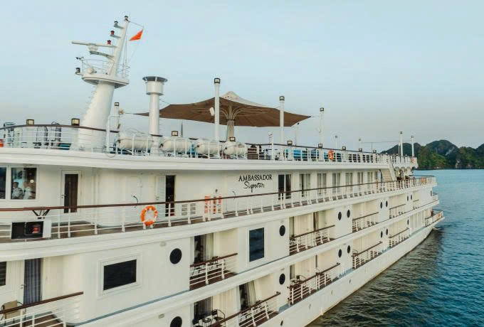 Trải nghiệm ngắm hoàng hôn tại Hạ Long trên Du thuyền 5* Ambassador II kết hợp Bữa tối Á - Âu thượng hạng