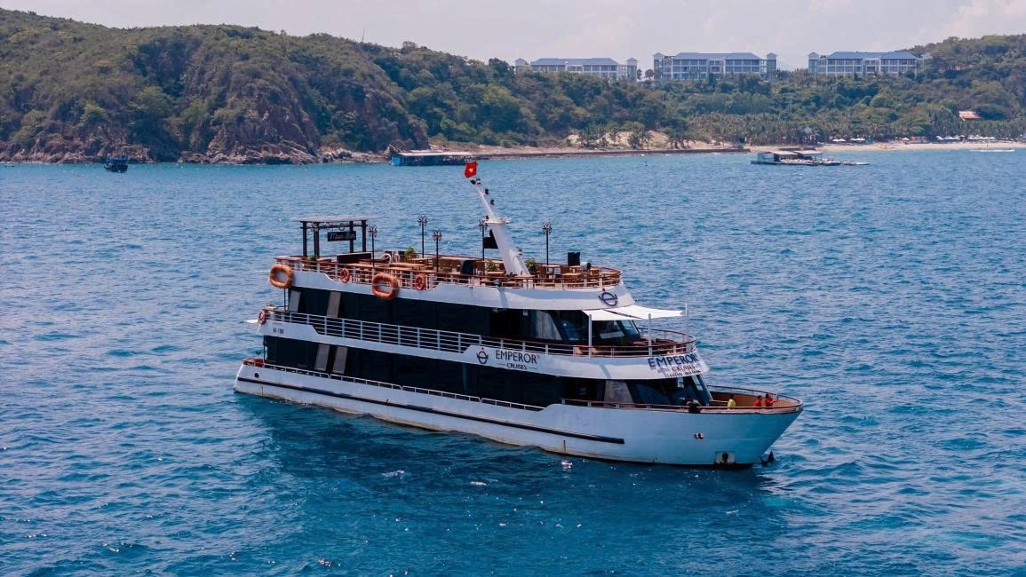 Nha Trang Emperor 5-Star Sunset Cruise with Sunset Party & Gourmet Dinner