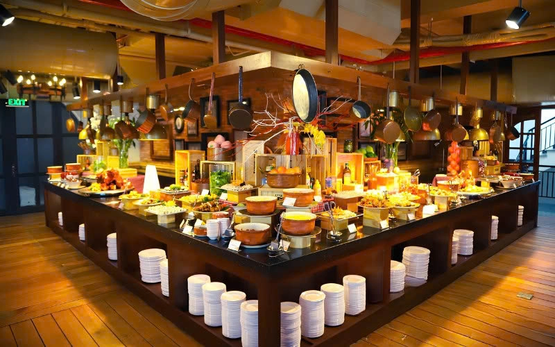 Enjoy Ba Na Hills By Night And Golden Bridge with Buffet Dinner and Round Trip Shuttle Bus | Depart from Danang 