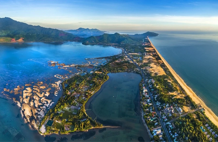 Full-day Tour | Hai Van Pass, Imperial Citadel, Khai Dinh Tomb, and local cuisine experience depart from Da Nang