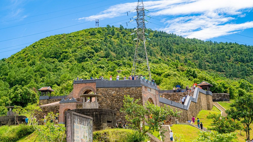 Full-day Tour | Hai Van Pass, Imperial Citadel, Khai Dinh Tomb, and local cuisine experience depart from Da Nang