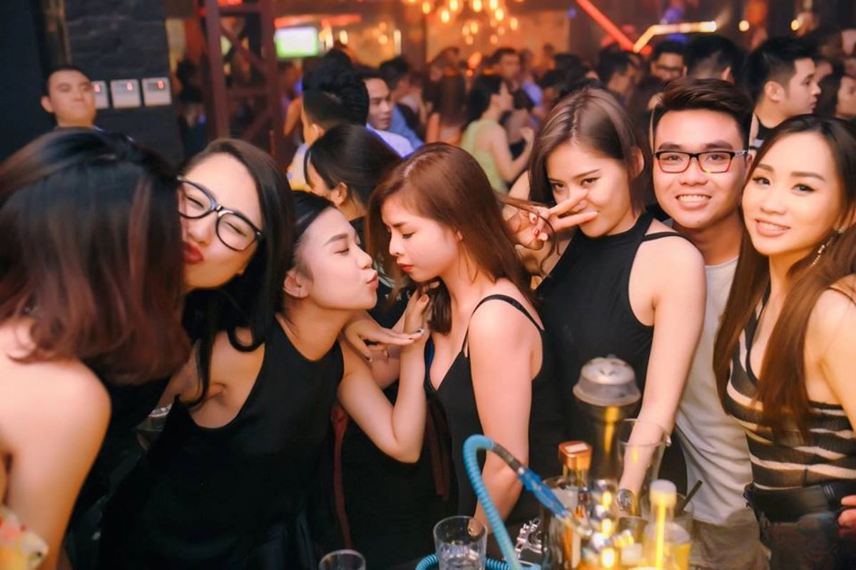 Casual clothing is widely accepted at most street level bars