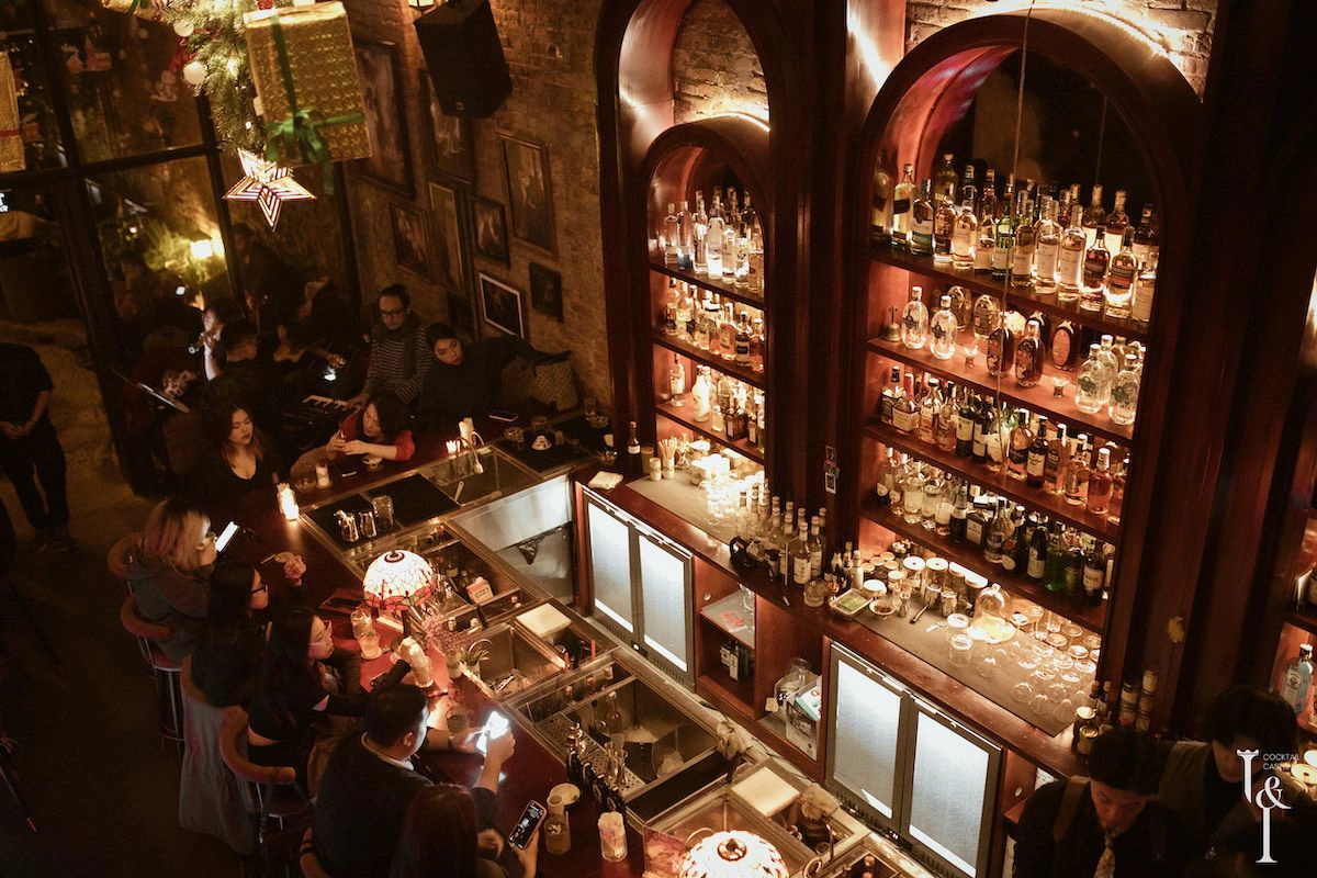 Detailed cocktail presentations in a quiet and artistic environment